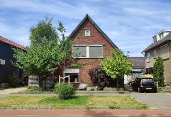 B&B Art Gallery 274 allows 18 year olds to book a room