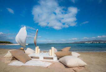 Oasis Beach Hotel has rooms with a private hot tub