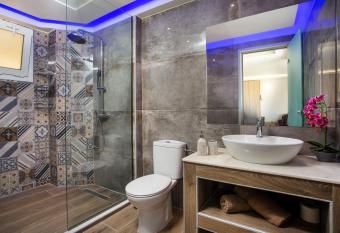 Billy s Studios has rooms with a private hot tub