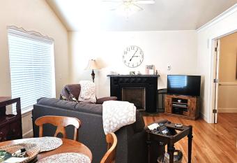 Charming, Private Cottage in Myrtle Creek has Balcony rooms