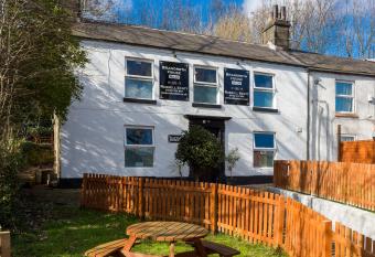 Russell Scott Backpackers - Sheffield allows 18 year olds to book a room