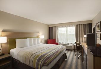 Amerivu Inn & Suites o Shakopee has rooms with a private hot tub