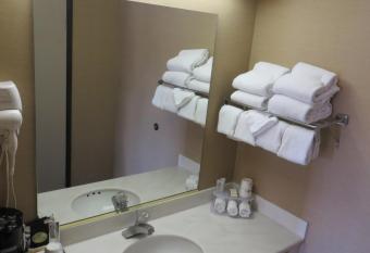 Howard Johnson by Wyndham Torrance has Balcony rooms