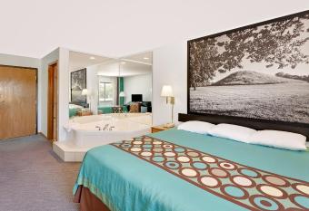 Super 8 by Wyndham Macomb has rooms with a private hot tub