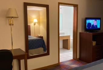 Americas Best Value Inn Champaign has rooms with a private hot tub