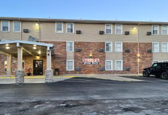 Motel 6 Litchfield, IL allows 18 year olds to book a room