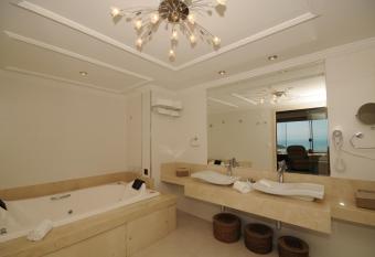 Costa do Sol Boutique Hotel has rooms with a private hot tub