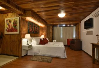 Pousada Bor   has rooms with a private hot tub