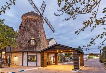 Sideways Inn has Balcony rooms