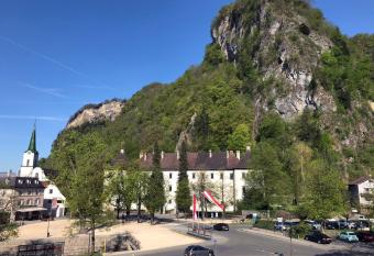 Zimmer & Appartements am Schlo  platz allows 18 year olds to book a room