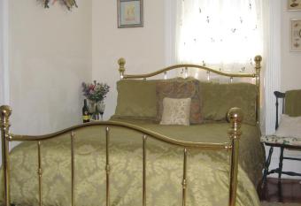 Historic Hill Inn has rooms with a private hot tub