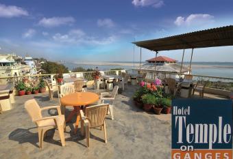 Hotel Temple On Ganges has Balcony rooms