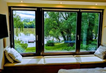 V  zparti Apartmanh  z has Balcony rooms