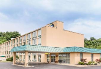 Days Inn by Wyndham Cambridge has Smoking rooms