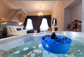 Hotel Actum has rooms with a private hot tub