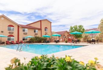 Aarchway Inn has rooms with a private hot tub