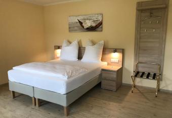 Hotel Select Suites & Aparts allows 18 year olds to book a room