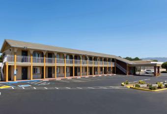 Days Inn by Wyndham Ukiah allows 18 year olds to book a room