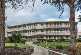 Riverfront Inn Roseburg has Balcony rooms