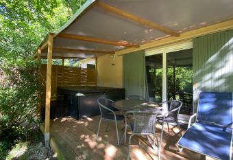 Village de 19 gites avec Piscine et restaurant, Grand Vabre Nature has rooms with a private hot tub