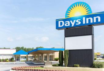 Days Inn by Wyndham Washington has Smoking rooms