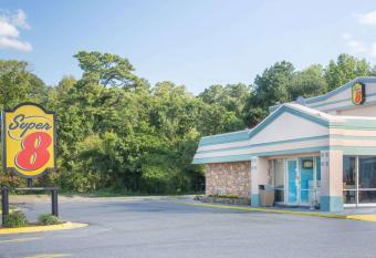 Super 8 by Wyndham Durham/University Area NC has Smoking rooms