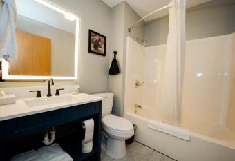 AmericInn by Wyndham Tomahawk has rooms with a private hot tub