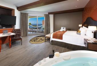 Hard Rock Hotel Riviera Maya - Hacienda All Inclusive has rooms with a private hot tub