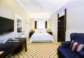 Crowne Plaza Hotel & Suites Landmark Shenzhen, an IHG Hotel - Nearby Luohu Border, Indoor heated swimming pool, Receive RMB100 SPA coupon upon check-in has rooms with a private hot tub