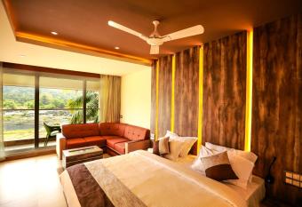Athirapally Riverine Suites has Balcony rooms