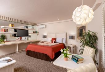 Cardiff by the Sea Lodge has rooms with a private hot tub