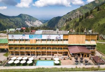 Shymbulak Resort Hotel has rooms with a private hot tub