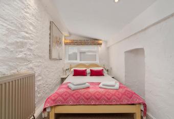 Jasmine Cottage allows 18 year olds to book a room