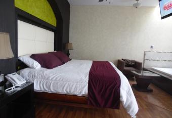 Hotel El Relicario has rooms with a private hot tub