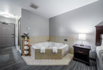 Country Inn & Suites by Radisson Ontario Mills, CA has rooms with a private hot tub