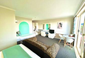 Parklane Motel has Balcony rooms