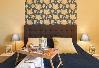 Museum of Modern Art Rooms in apartment, next to metro Suggrou Fix, walk to Acropolis has rooms with a private hot tub