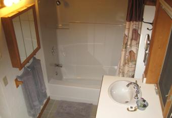 Rye Creek Lodge has rooms with a private hot tub