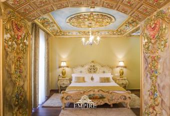 Hotel Empire Albania has rooms with a private hot tub