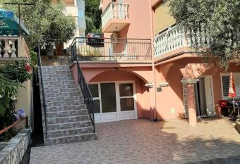 Apartment Pavle Perovic has Balcony rooms