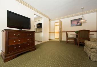 Villa Roma Resort and Conference Center has rooms with a private hot tub