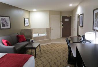 Best Western Palmyra Inn & Suites has rooms with a private hot tub