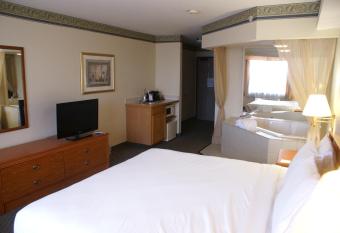Country Inn & Suites by Radisson, Lansing, MI has rooms with a private hot tub