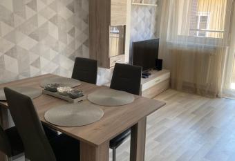 Simonffy Central Apartment has Balcony rooms