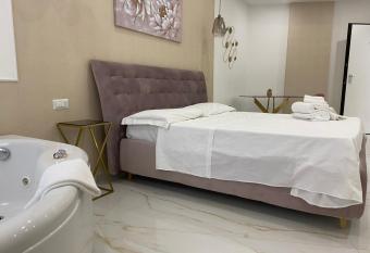 Maison De luxe has rooms with a private hot tub