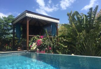 BUNGALOW La Tortue Bleue allows 18 year olds to book a room