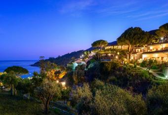 Hotel Baia Imperiale allows 18 year olds to book a room
