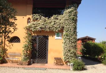 Azienda Agrituristica Santissima Trinit   allows 18 year olds to book a room
