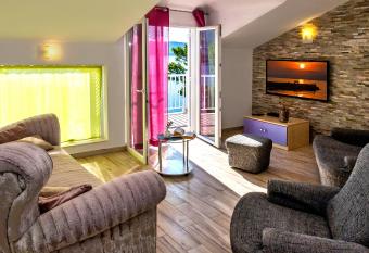 Apartments Velo Lago has Balcony rooms