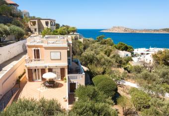 Myrties Boutique Aparments allows 18 year olds to book a room